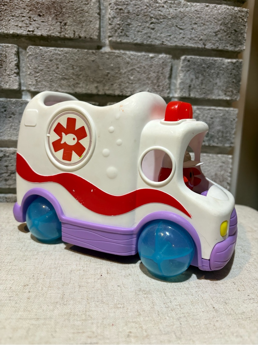 Bubble Guppies Ambulance/Clambulance Hospital Vehicle Nick Jr.-w/ Lobster Driver